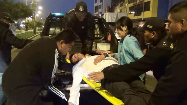 Serenos auxilian a joven que fue atropellado por chofer de un colectivo