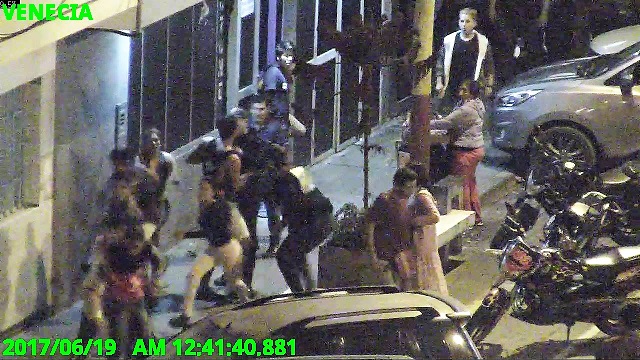 Jóvenes se enfrentaron en una batalla campal en el frontis de discoteca en el centro de Chimbote
