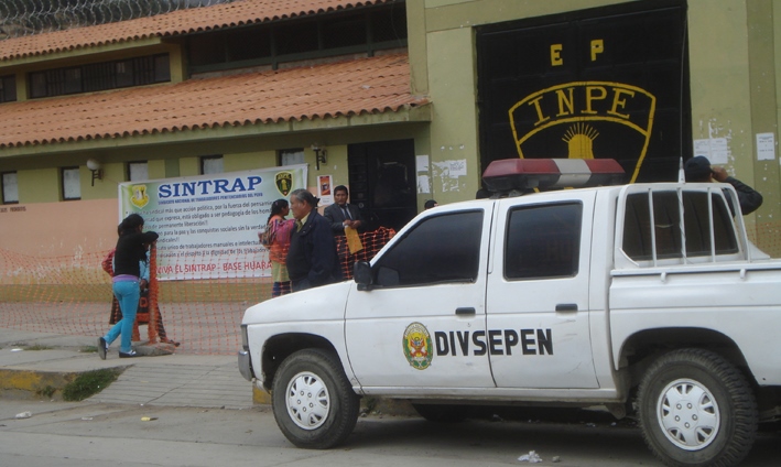 Huaraz: Incautan armas punzocortantes y celulares en requisa en penal