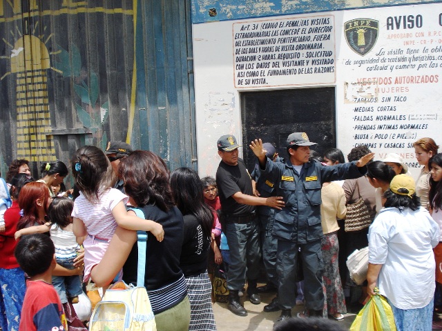 Intervienen a agente del INPE con celular, chip y cargador dentro del penal de Cambio Puente