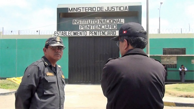 Policías descubren que sujetos arrojaron ocho paquetes con droga al interior del penal de Cambio Puente