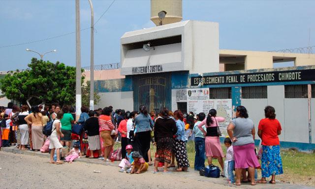 Descubren a mujer con chip en penal de Cambio Puente y a reclusa portando un celular