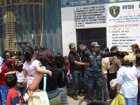 Mujer golpeó a agente del INPE tras ser descubierta ingresando un chip al penal de Cambio Puente 