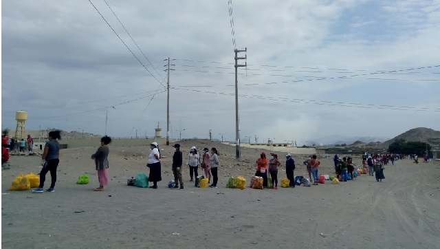Chimbote: forman larga cola para dejar alimentos a presos del penal de Cambio Puente