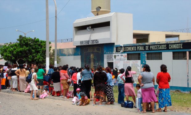 Descubren a dos mujeres tratando de ingresar chips de teléfono al penal de Cambio Puente