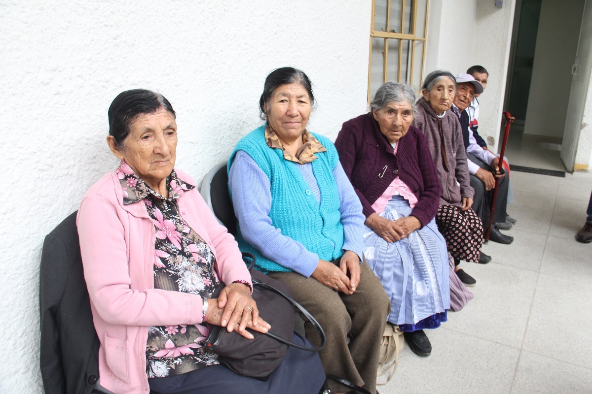 Adultos mayores de Pensión 65 acceden a tratamiento de alto nivel para recuperar la visión