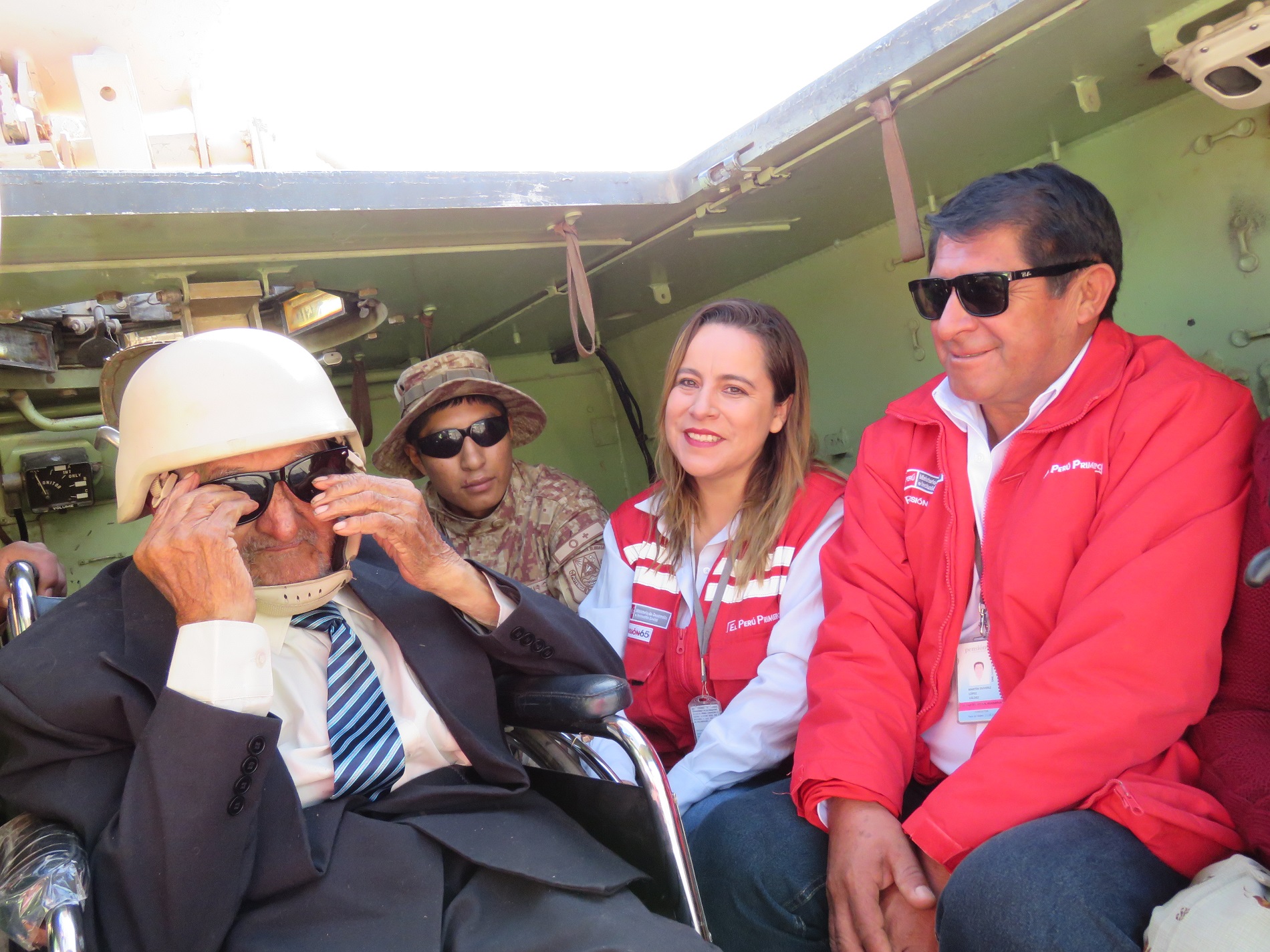  Ex soldado y centenario de Pensión 65 Reciben homenaje del Ejército Peruano