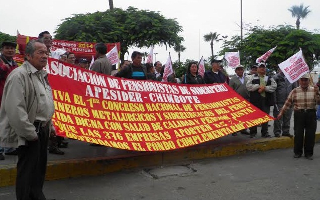  Pensionistas de Siderperú realizan plantón exigiendo el incremento de sus pagos  