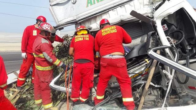 Venezolano perdió la vida al chocar el camión en el que viajaba contra un furgón en Casma (Áncash)