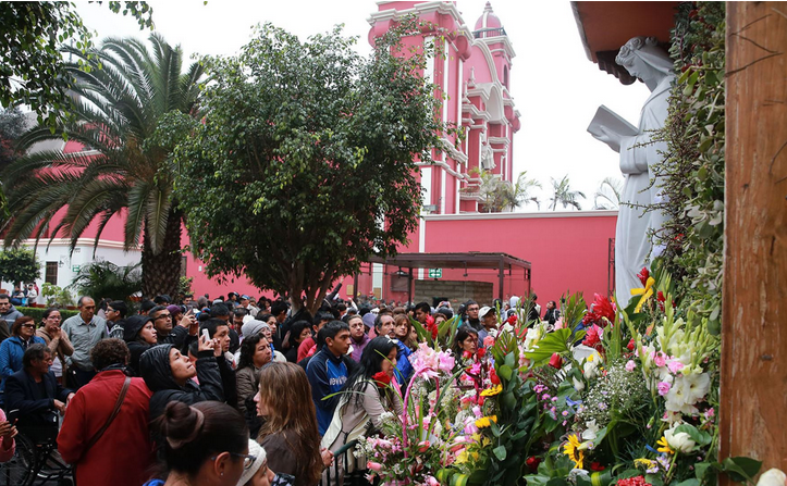 Miles de fieles acudieron desde temprano a Santuario de Santa Rosa de Lima