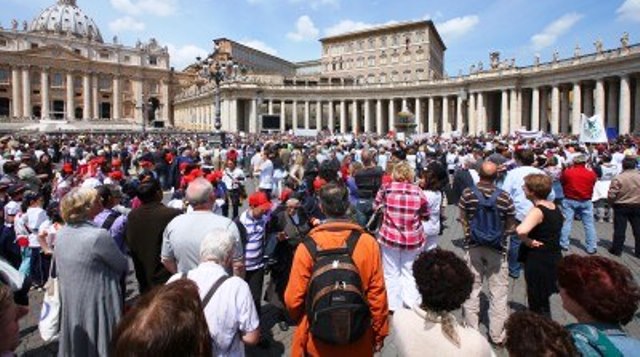 El Vaticano recibirá a 150 mil peregrinos en jornada para las familias (Video)
