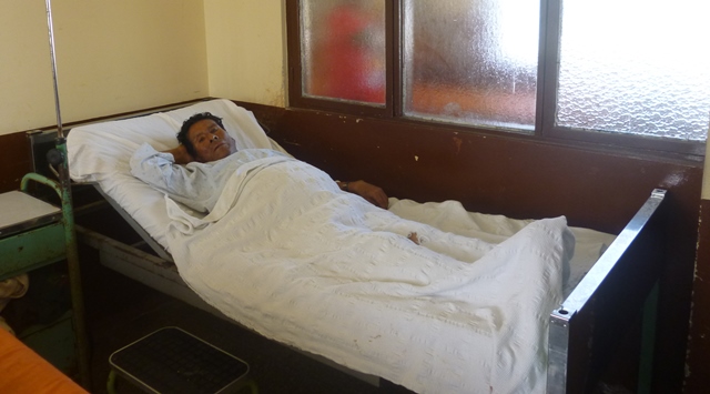 Comentarista deportivo está abandonado en hospital La Caleta