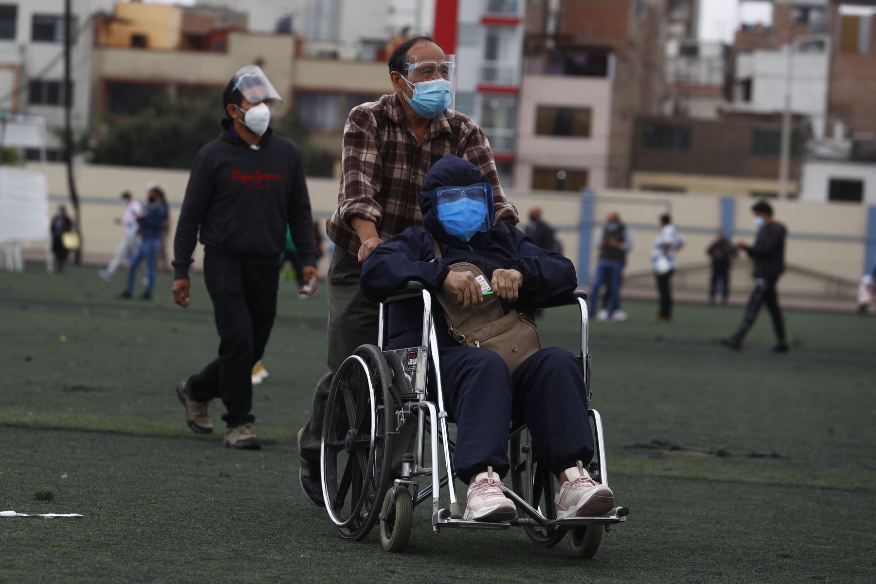 Personas con discapacidad y adultos mayores dieron el ejemplo y emitieron su voto