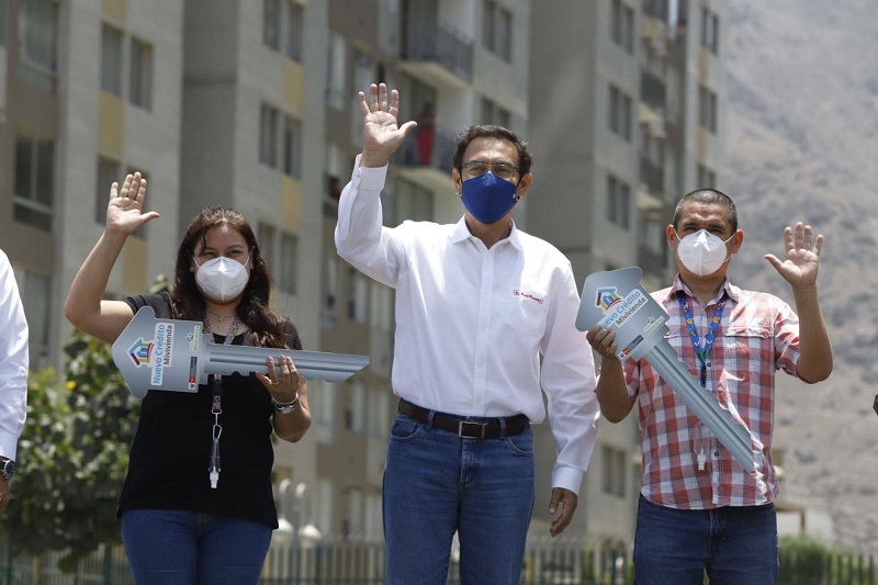 Encuesta: un 78 % de peruanos considera que Vizcarra debe continuar en el cargo