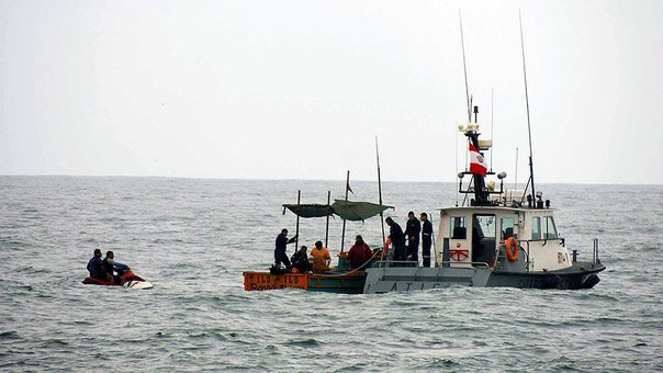 Fuertes oleajes voltearon un bote en el mar de Samanco, un pescador desapareció y 2 sobrevivieron