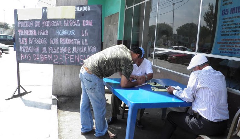 Pescadores recolectan firmas para modificar artículos de ley 30003