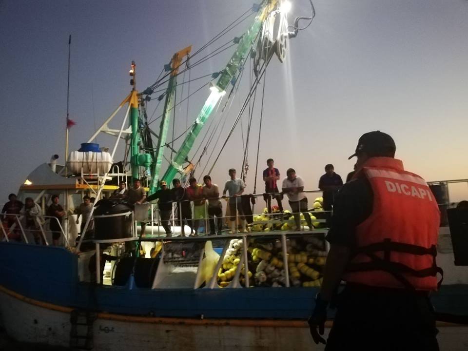 Casma: 12 pescadores casi pierden la vida al hundirse embarcación donde se trasladaban 