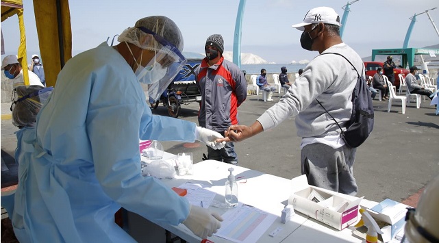 Ochenta y nueve pescadores dan positivo a pruebas de covid-19 en el muelle artesanal de Chimbote