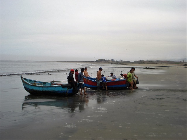 Lancha con 12 pescadores se hunde frente a las costas de Chimbote y un tripulante desaparece