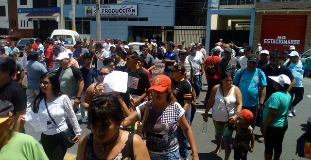 Pescadores y sus familias protestan en las calles contra nuevos derechos de pesca en Chimbote