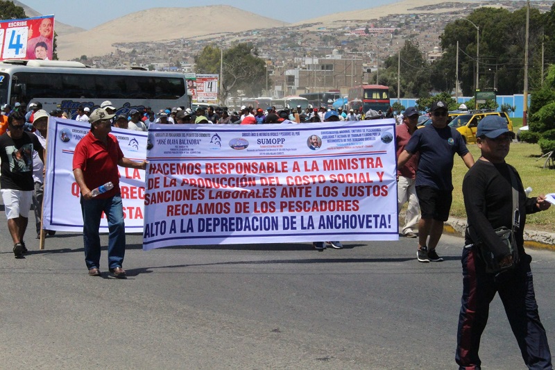 Pescadores marcharon exigiendo a ministra del Produce cese la segunda temporada de pesca de anchoveta