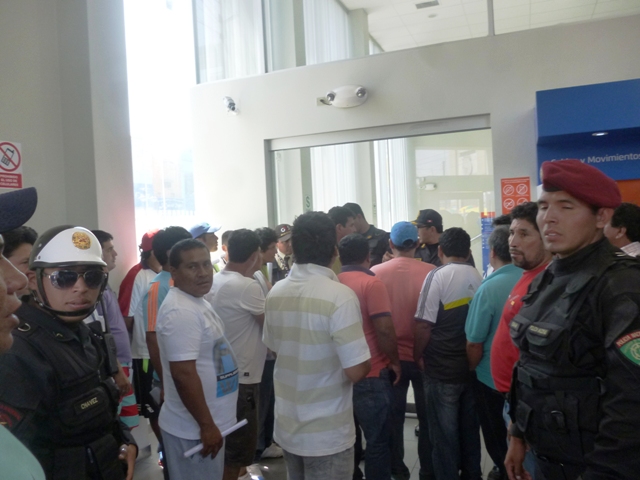 Pescadores se atrincheran en BCP de Chimbote porque no les pagan CTS