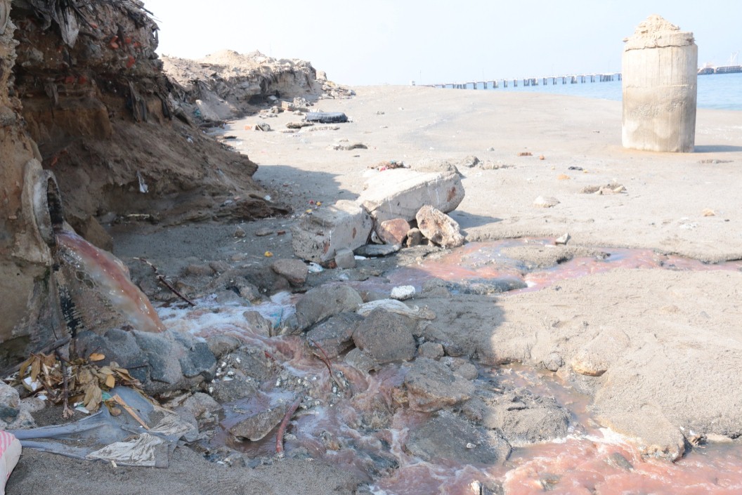 Exhortan a entidades vigilar que pesqueras no arrojen desechos sin tratar a la bahía de Chimbote