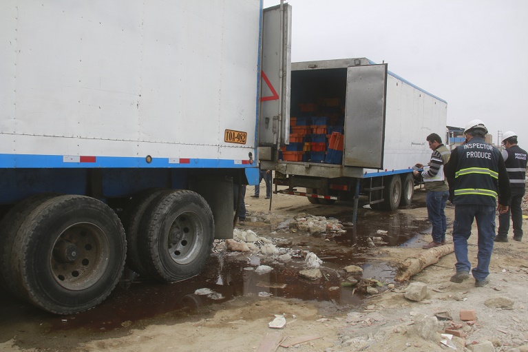 Chimbote: municipio multa a empresario pesquero por derrame de sanguaza en la vía pública