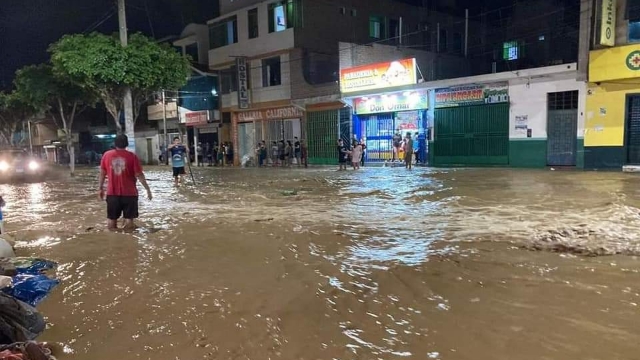 Calles de Casma quedan inundadas tras desborde de río "Loco"