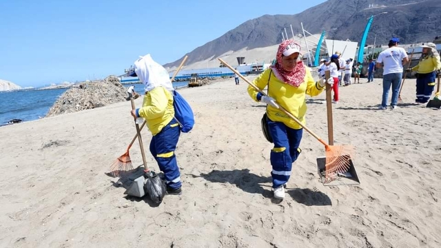 Retiran más de 2 mil toneladas de basura de la bahía de Chimbote 