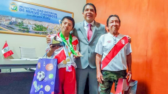 Reconocen a atleta ganador de tres medallas en Olimpiadas Especiales de Berlín