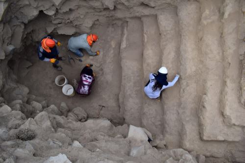 Hallan restos óseos y pirámide de unos 5,000 años de antigüedad en sitio arqueológico de Sechín