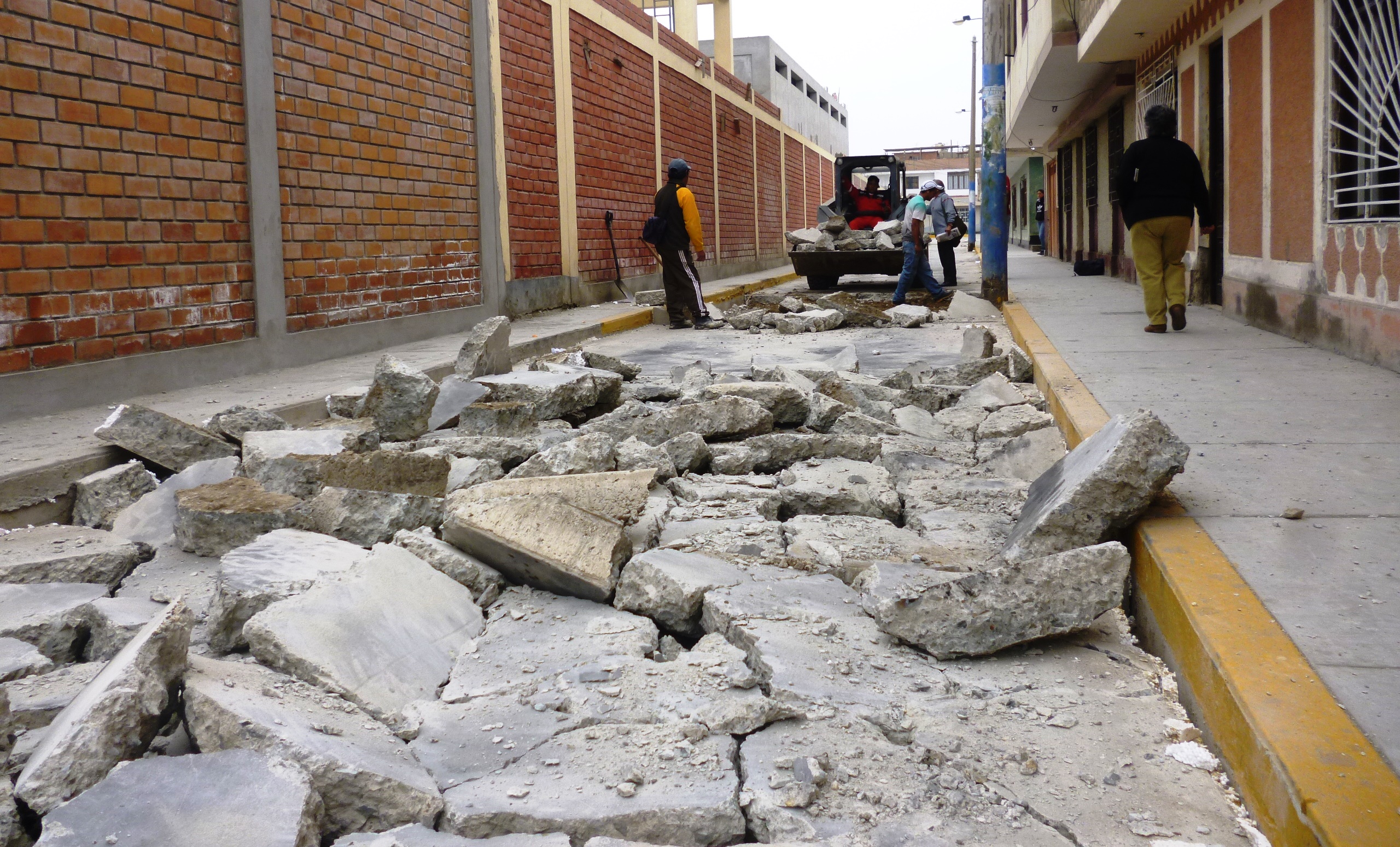     Pista recién construida en urbanización  “21 de Abril” es demolida