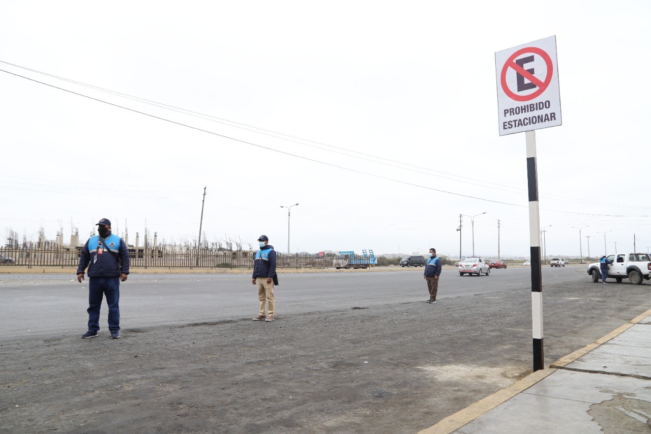 Instalan señales verticales de tránsito para evitar paraderos informales en Chimbote