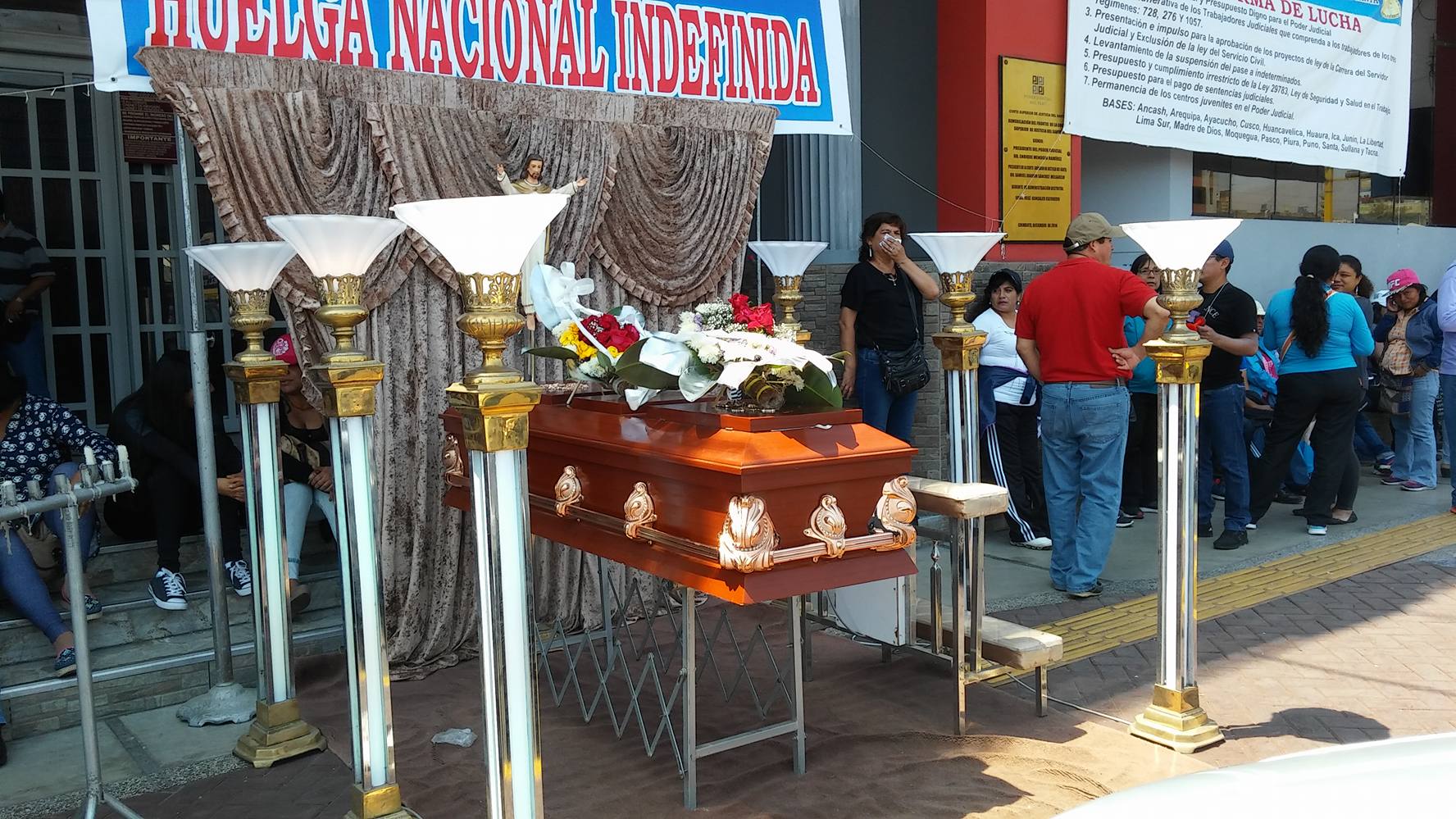 Chimbote: trabajadores de la Corte realizan velatorio y recorren las calles por recorte de presupuesto