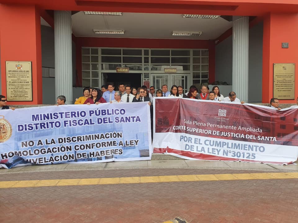 Con nuevo plantón magistrados de Corte de Justicia del Santa exigen homologación de sus sueldos
