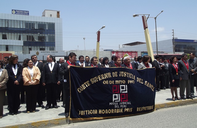  Con plantón jueces y fiscales exigen la homologación de sus sueldos