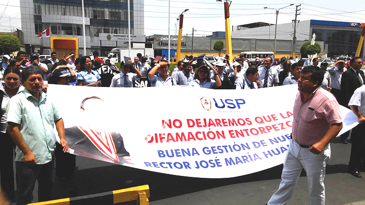 Grupo de apoyo a rector José María Huamán realiza plantón afuera de la Corte de Justicia