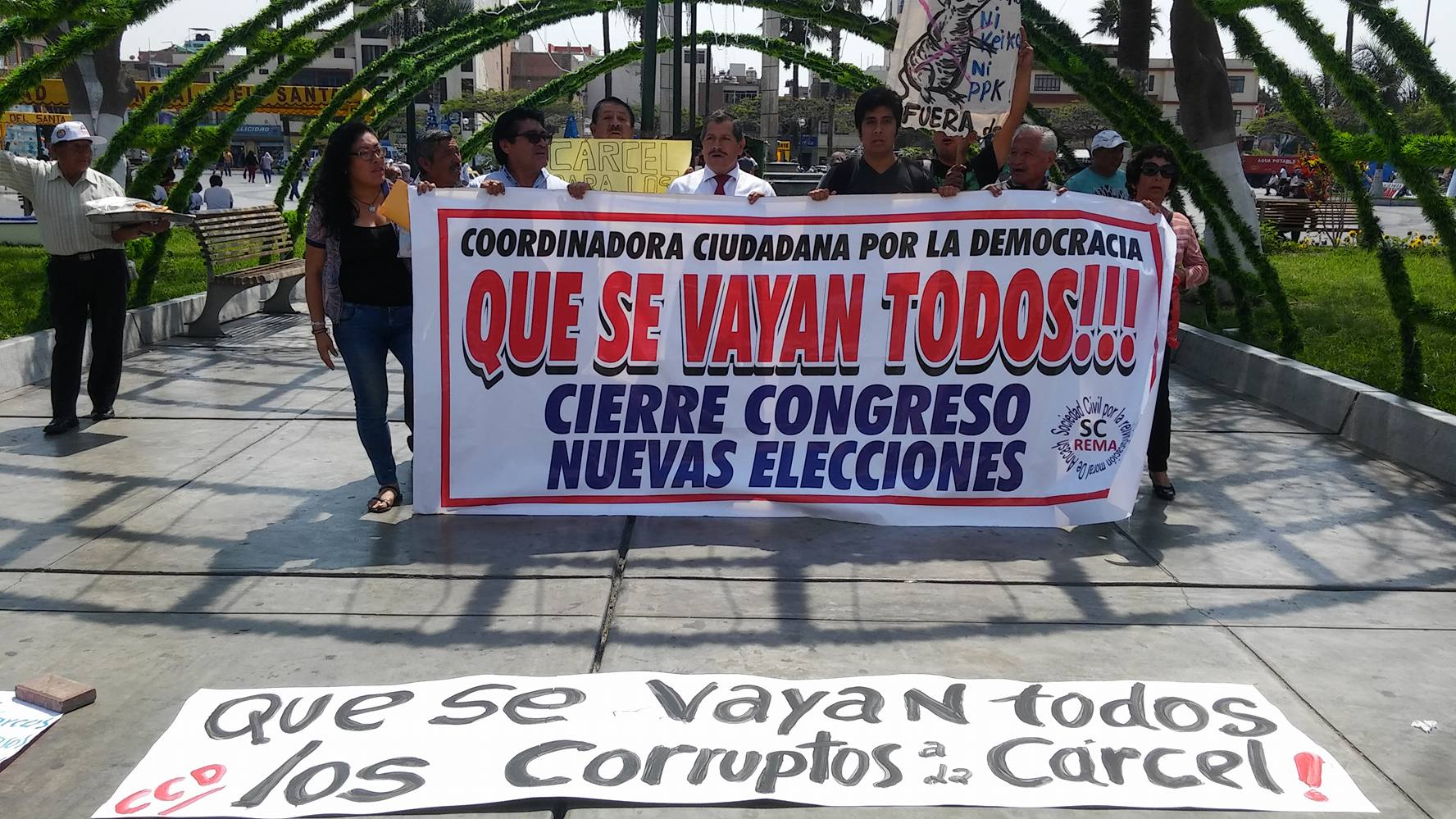 Chimbote: realizan plantón en rechazo a la crisis política en el Gobierno Central