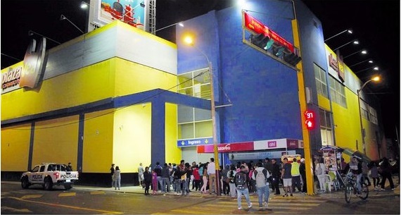 Intervienen a dos menores de edad pretendiendo robar prendas de vestir en Plaza Vea de Chimbote