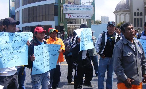 Obreros del parque “Belén” protestan frente a palacio municipal por falta de pagos