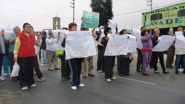  Moradores de zona costera vuelven a protestar en plena avenida Meiggs