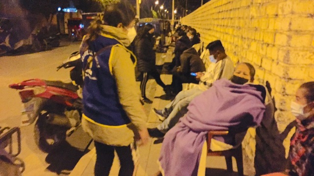 Mayores de 60 años forman larga cola en colegio de Nepeña para vacunación contra el virus