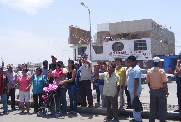 Moradores de “California”  rechazan instalación de antena de la empresa  Entel