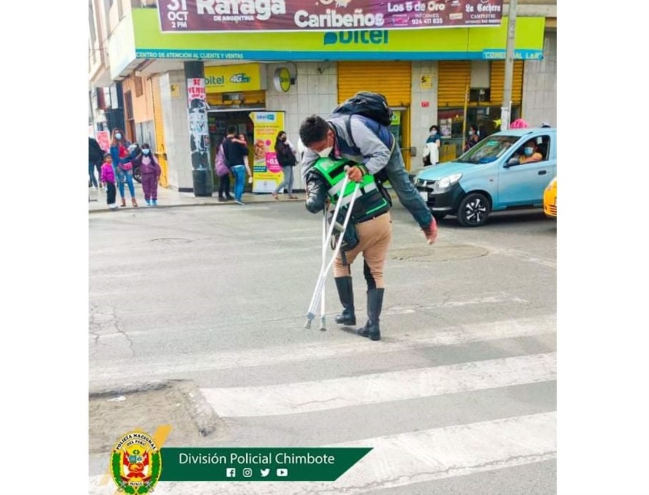 Policía ejemplar: foto de agente cargando a discapacitado conmueve en redes sociales