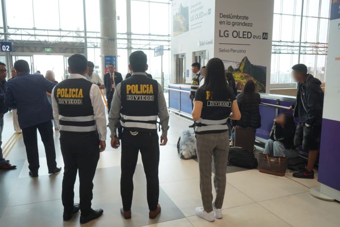 Detectan a familia que intentaba salir del país con pasajes comprados con tarjeta de crédito clonada       