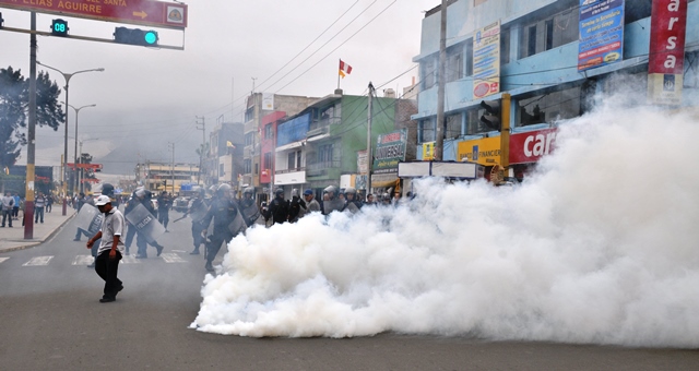 Durante protesta policías atacan a servidores públicos con gas lacrimógeno