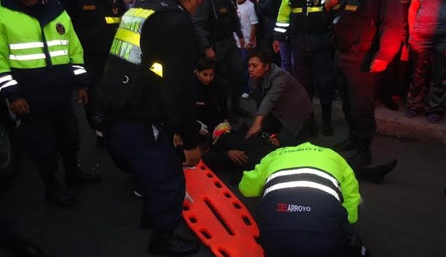 Efectivo del Escuadrón de Emergencia  colisiona  su unidad con un automóvil