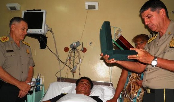 Policía chimbotano que se enfrentó a 7 delincuentes fue condecorado y ascendido 