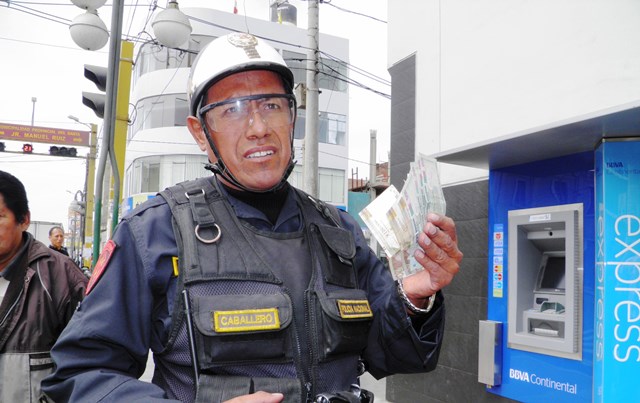 Policía honrado devolvió 460 soles que encontró en cajero automático